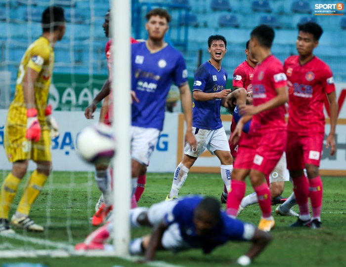 Đình Trọng gào thét tiếc nuối khi Hà Nội FC để tuột bàn thắng trong tíc tắc - Ảnh 5.