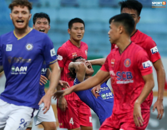 Đình Trọng gào thét tiếc nuối khi Hà Nội FC để tuột bàn thắng trong tíc tắc - Ảnh 4.