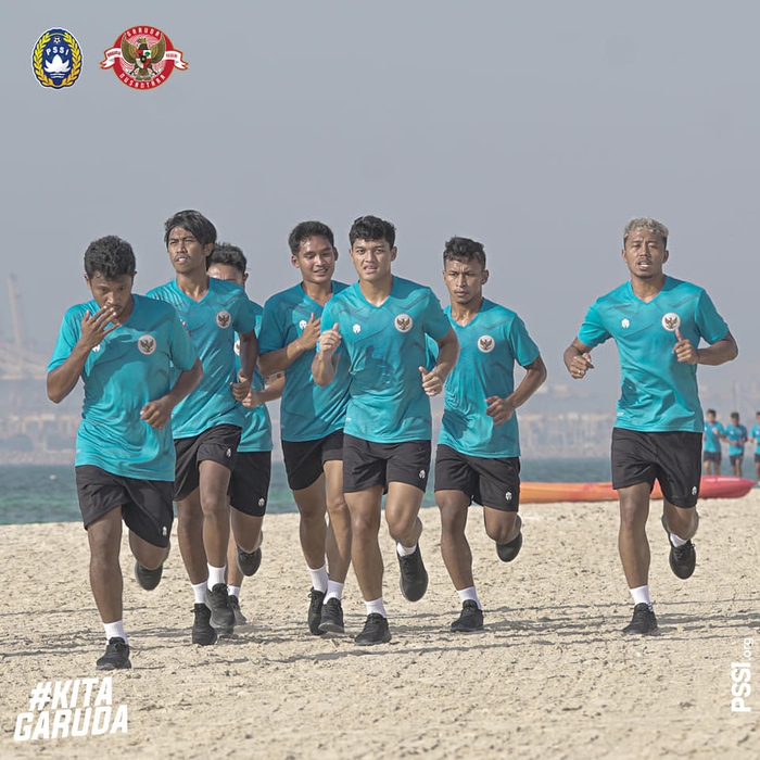 Đến UAE, đối thủ của tuyển Việt Nam cho cầu thủ chơi đùa trên bãi biển và &quot;ra lệnh&quot; ăn... hết công suất - Ảnh 1.