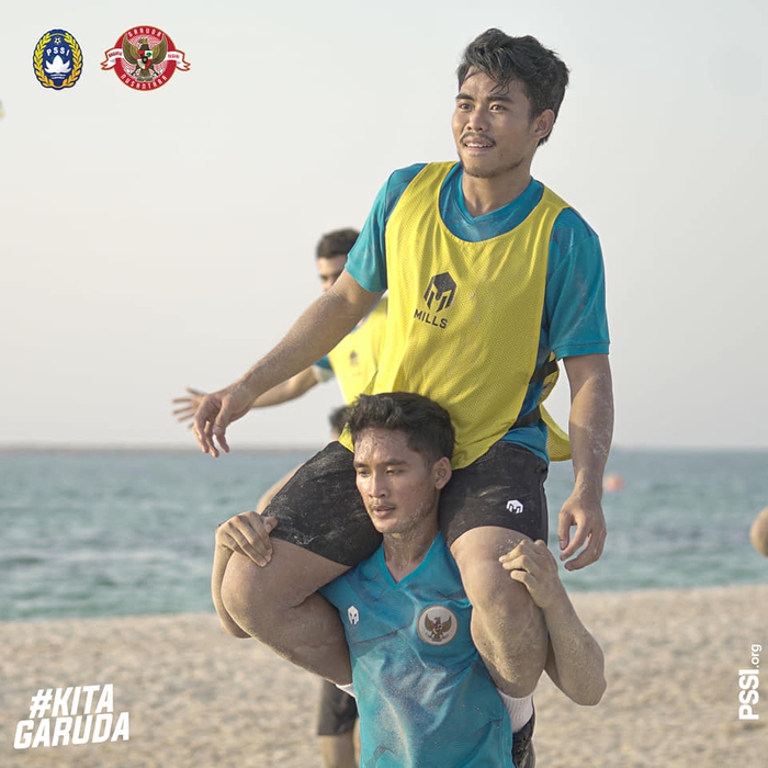 Đến UAE, đối thủ của tuyển Việt Nam cho cầu thủ chơi đùa trên bãi biển và &quot;ra lệnh&quot; ăn... hết công suất - Ảnh 2.