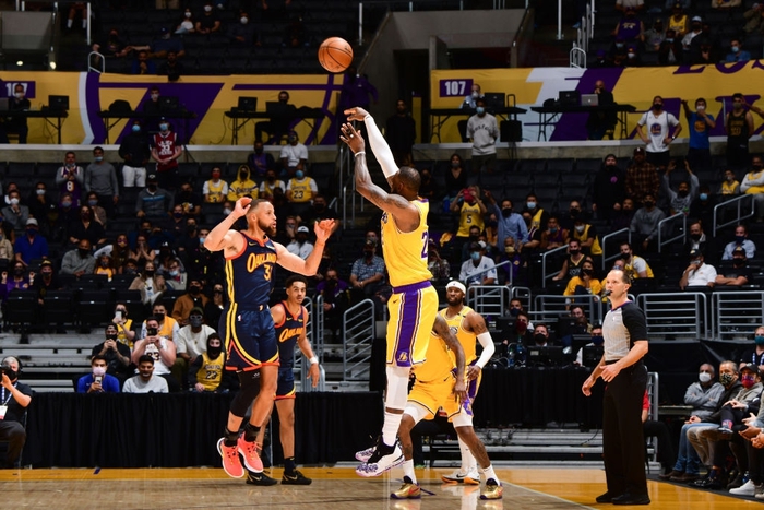 LeBron James ra tay cứu Los Angeles Lakers, đẩy Stephen Curry xuống nhánh thua - Ảnh 3.