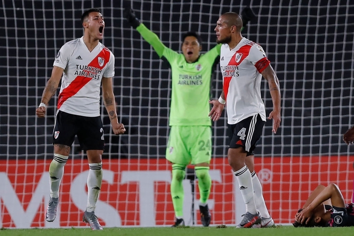 River Plate thắng trong trận đấu kỳ lạ nhất lịch sử bóng đá: Tiền vệ phải xuống chơi thủ môn, băng ghế dự bị không có một ai - Ảnh 1.
