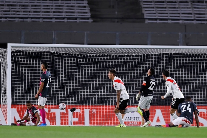 River Plate thắng trong trận đấu kỳ lạ nhất lịch sử bóng đá: Tiền vệ phải xuống chơi thủ môn, băng ghế dự bị không có một ai - Ảnh 6.