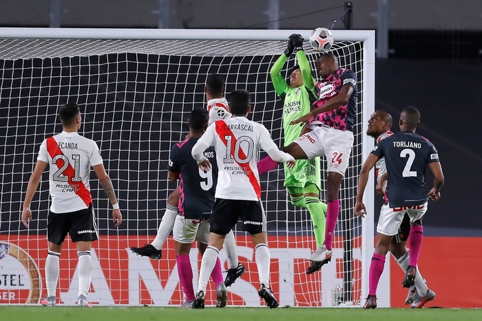 River Plate thắng trong trận đấu kỳ lạ nhất lịch sử bóng đá: Tiền vệ phải xuống chơi thủ môn, băng ghế dự bị không có một ai - Ảnh 8.