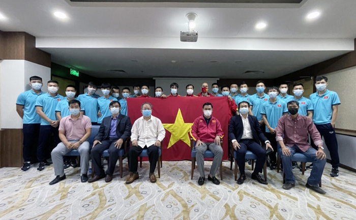 Đại diện Đại sứ quán Việt Nam - người dân Việt tại UAE tới động viên thăm hỏi ĐT Futsal Việt Nam - Ảnh 1.