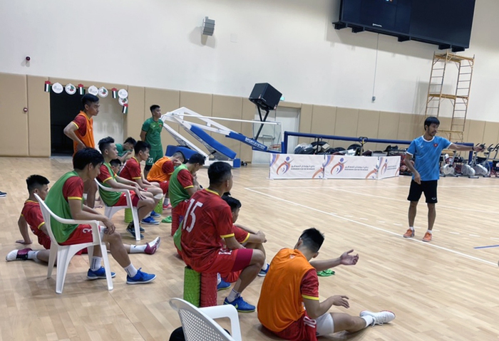 Đại diện Đại sứ quán Việt Nam - người dân Việt tại UAE tới động viên thăm hỏi ĐT Futsal Việt Nam - Ảnh 3.