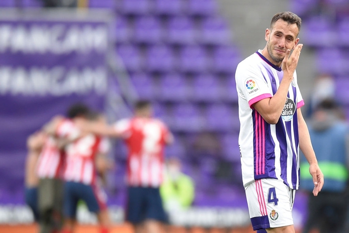 Cầu thủ Atletico và Valladolid cùng khóc sau tiếng còi mãn cuộc - Ảnh 3.