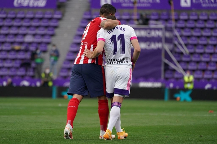 Cảm xúc trái ngược của các cầu thủ Real Valladolid và Atletico Madrid sau khi trận đấu cuối cùng tại La Liga khép lại - Ảnh 5.