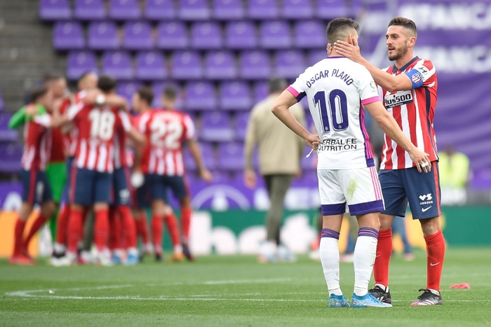 Cảm xúc trái ngược của các cầu thủ Real Valladolid và Atletico Madrid sau khi trận đấu cuối cùng tại La Liga khép lại - Ảnh 4.