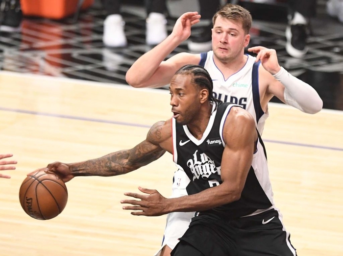 Cú úp rổ thần sầu của Kawhi Leonard trên đầu trung phong cao 2m08 khiến MXH &quot;dậy sóng&quot; - Ảnh 8.