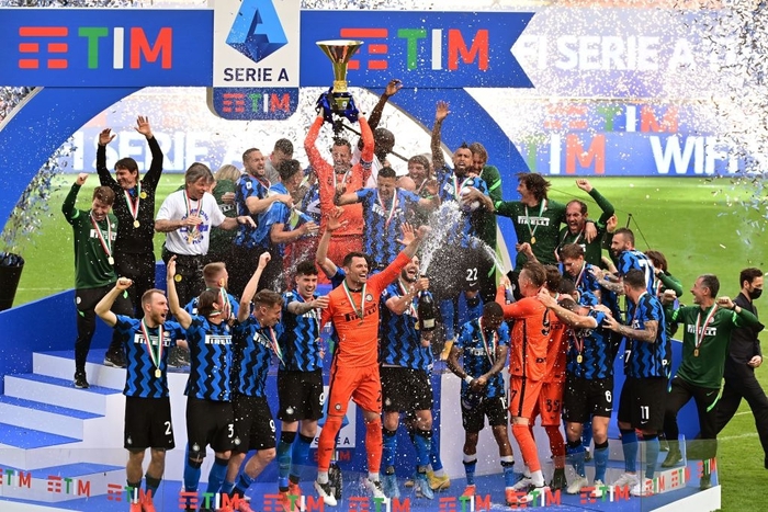 Inter Milan đại thắng trong ngày nâng cao cúp vô địch Serie A 2020-21 - Ảnh 8.