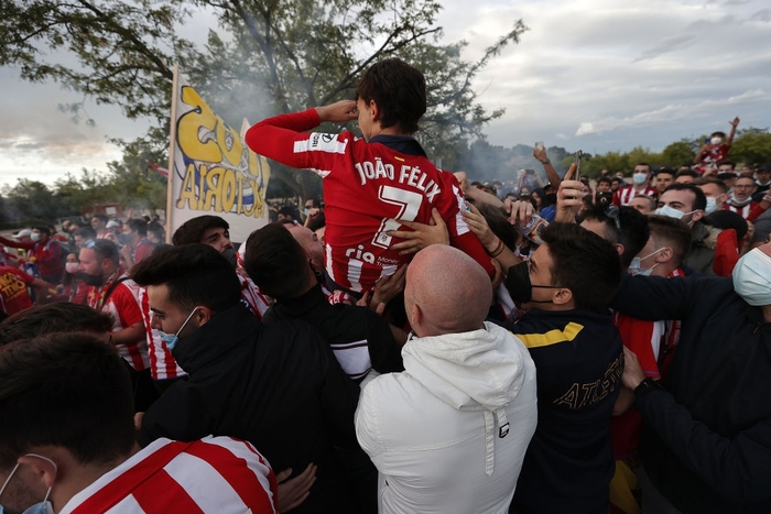 Ghi bàn đưa Atletico lên ngôi vô địch, Suarez rơi nước mắt khi gọi điện cho gia đình - Ảnh 14.