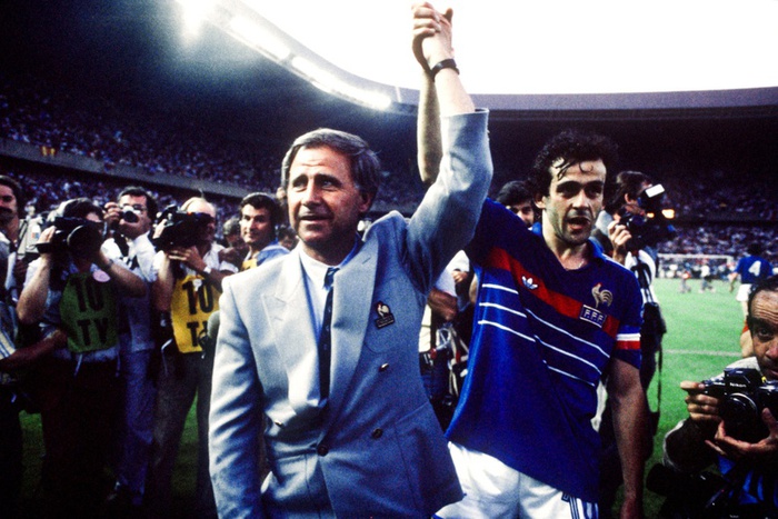 Euro 1984: Michel Platini đưa bóng đá Pháp lần đầu tiên chạm tay vào chiếc cúp bạc danh giá - Ảnh 2.