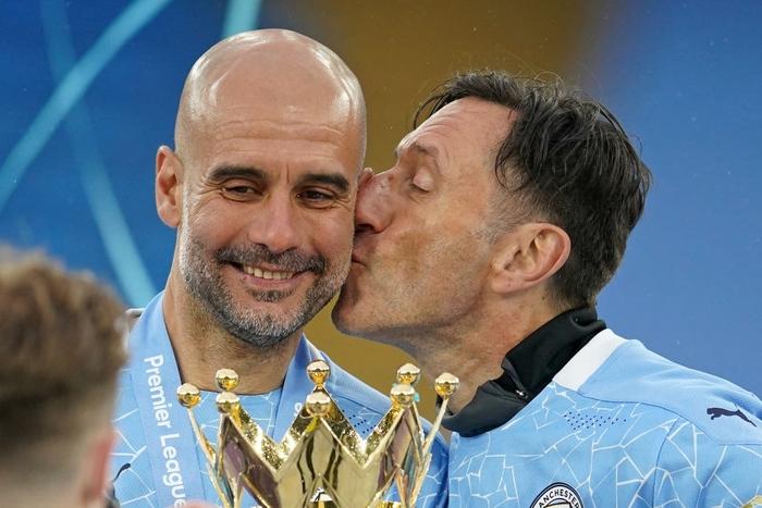 Pep Guardiola nhận nụ hôn bất ngờ và rớm nước mắt khi nhắc tới học trò trong ngày được trao cúp vô địch Ngoại hạng Anh - Ảnh 4.