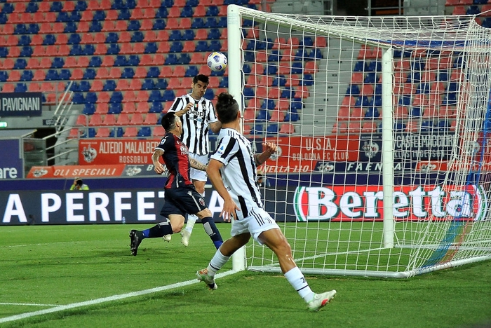 Vùi dập Bologna, Juventus giật vé dự Champions League từ tay Napoli - Ảnh 2.