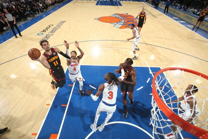 Bị la ó điên cuồng, Trae Young khiến CĐV New York Knicks &quot;đóng băng&quot; với màn đáp trả lạnh lùng - Ảnh 1.