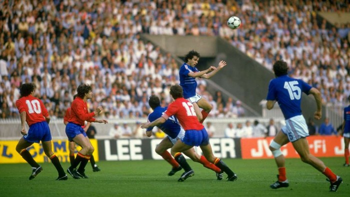 Euro 1984: Michel Platini đưa bóng đá Pháp lần đầu tiên chạm tay vào chiếc cúp bạc danh giá - Ảnh 3.