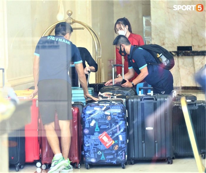 Đội trợ lý tuyển Việt Nam vất vả di chuyển 1 tấn hành lý đến sân bay Nội Bài chuẩn bị sang UAE - Ảnh 2.
