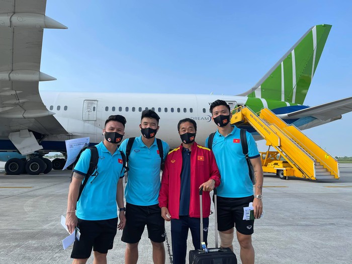 Đội tuyển Việt Nam check in sang chảnh trên chuyên cơ riêng sang UAE - Ảnh 1.