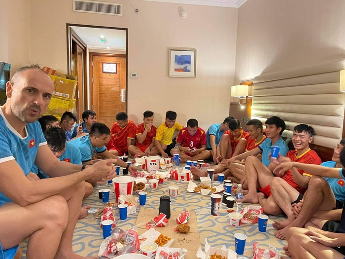 ĐT Futsal Việt Nam quây quần bên nhau ăn tối đơn giản trước khi về nước - Ảnh 2.