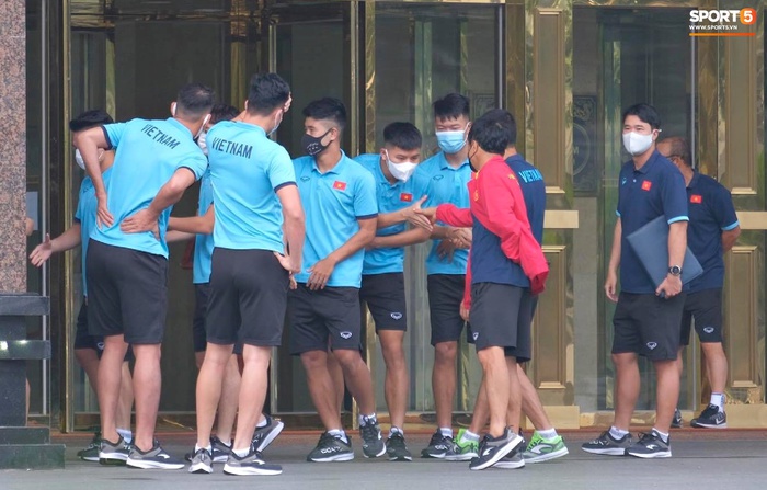 Cập nhật đội tuyển Việt Nam trước giờ lên đường sang UAE: Tập thể dục, tranh thủ gặp gỡ vợ con - Ảnh 3.