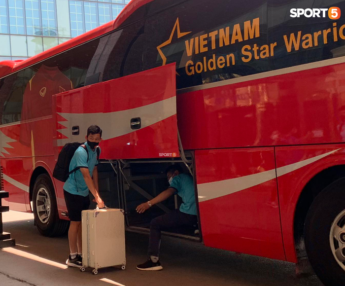 Đội tuyển Việt Nam trước giờ sang UAE: Các cầu thủ tranh thủ mua đồ  - Ảnh 2.
