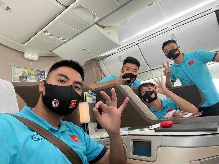 Đội tuyển Việt Nam sang UAE: Máy bay đã cất cánh, hành trình bay kéo dài 6,5 tiếng - Ảnh 5.