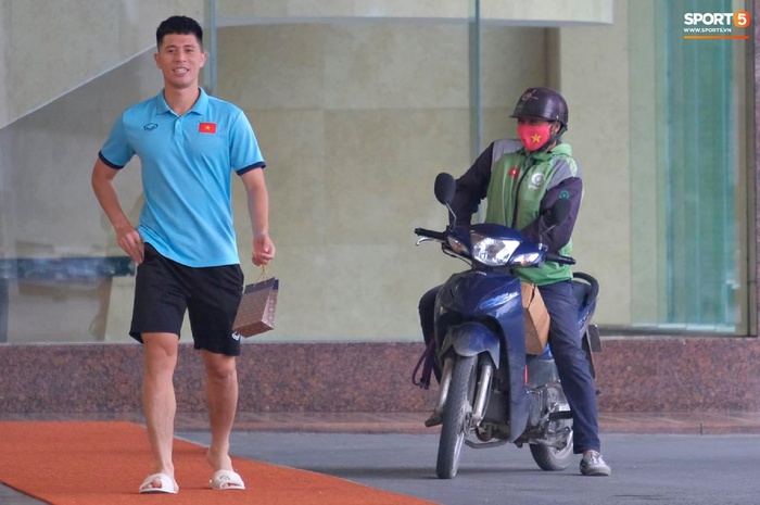 Đội tuyển Việt Nam trước giờ sang UAE: Duy Mạnh bịn rịn chia tay vợ con - Ảnh 3.