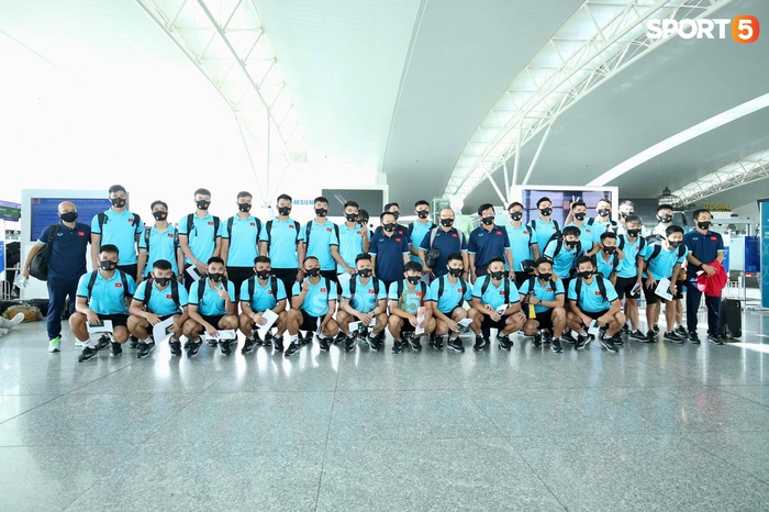 Đội tuyển Việt Nam trước giờ sang UAE: Hoàn thành thủ tục, sẵn sàng lên đường  - Ảnh 2.