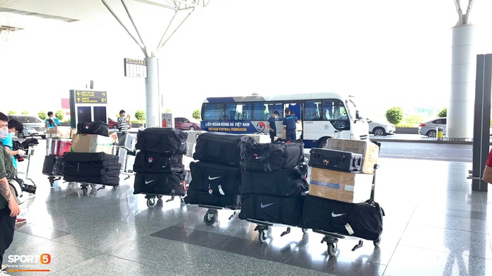 Đội tuyển Việt Nam trước giờ sang UAE: Đội tuyển bắt đầu di chuyển lên sân bay Nội Bài - Ảnh 2.