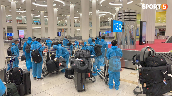 Đội tuyển Việt Nam sang UAE: Các cầu thủ thực hiện xét nghiệm nhanh Covid-19 tại sân bay - Ảnh 1.