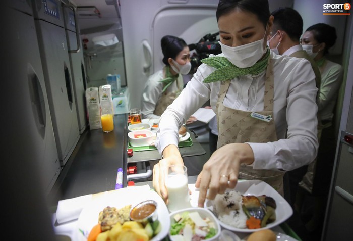 Tuyển Việt Nam được phục vụ những món ăn truyền thống Việt Nam trên chuyến bay
