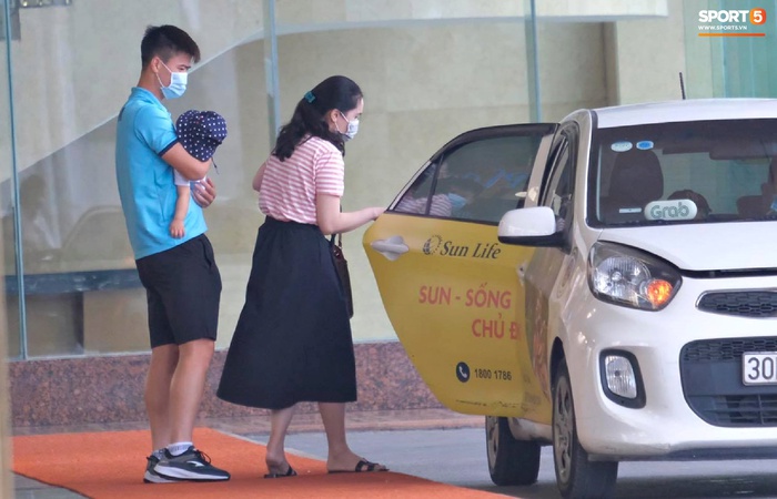 Đội tuyển Việt Nam trước giờ sang UAE: Duy Mạnh bịn rịn chia tay vợ con - Ảnh 8.