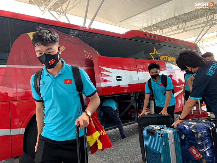 Đội tuyển Việt Nam trước giờ sang UAE: Đội tuyển bắt đầu di chuyển lên sân bay Nội Bài - Ảnh 4.
