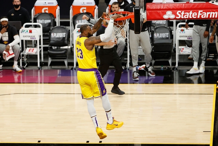LeBron James khẳng định bản lĩnh nhà vua, đưa Los Angeles Lakers hồi sinh trước Phoenix Suns - Ảnh 1.