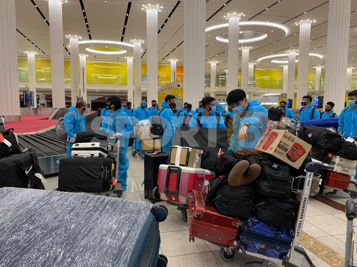 Đội tuyển Việt Nam sang UAE: Các cầu thủ thực hiện xét nghiệm nhanh Covid-19 tại sân bay - Ảnh 2.