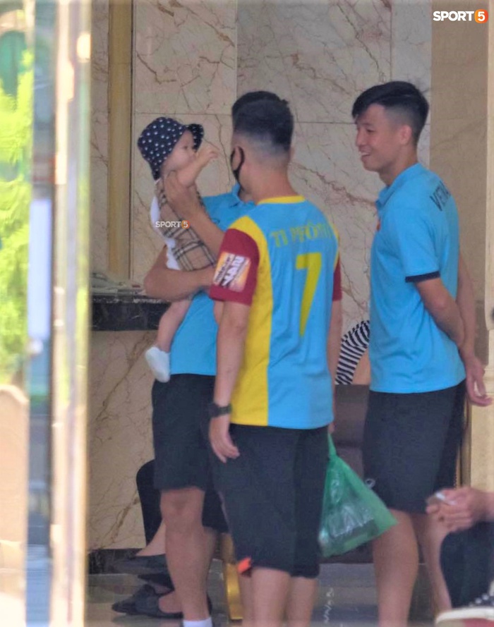 Quỳnh Anh đưa con trai đến khách sạn gặp Duy Mạnh trước giờ đội tuyển lên đường sang UAE - Ảnh 1.