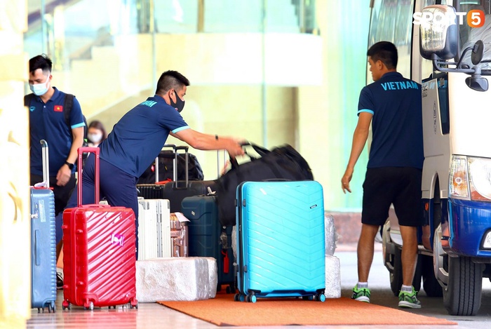 Đội trợ lý tuyển Việt Nam vất vả di chuyển 1 tấn hành lý đến sân bay Nội Bài chuẩn bị sang UAE - Ảnh 1.