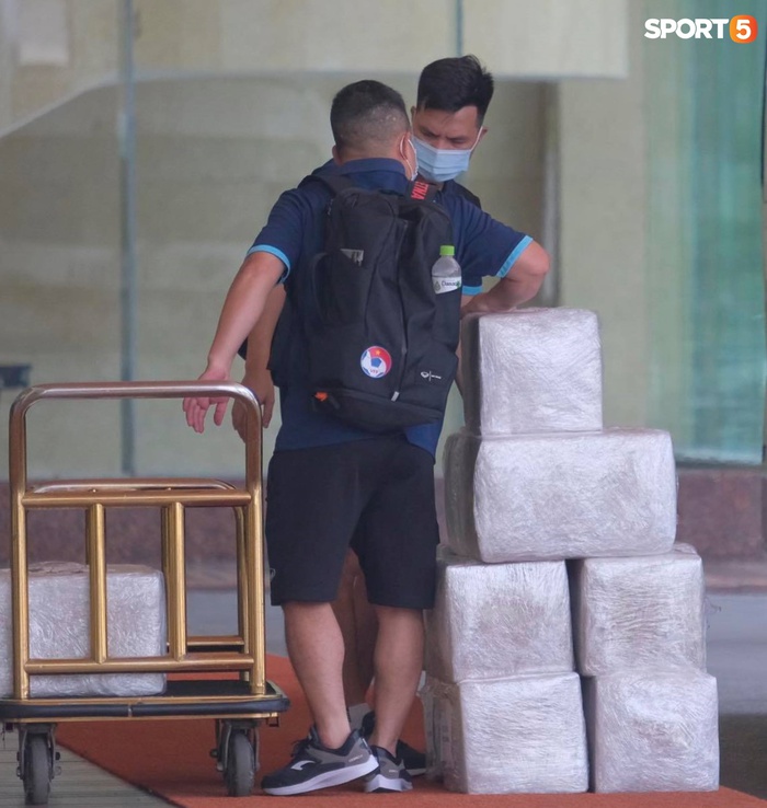 Đội trợ lý tuyển Việt Nam vất vả di chuyển 1 tấn hành lý đến sân bay Nội Bài chuẩn bị sang UAE - Ảnh 4.