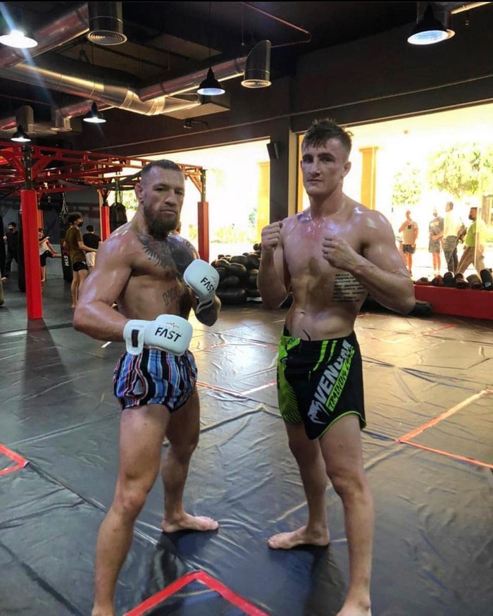 Bạn thân Artem Lobov khẳng định Conor McGregor cực may mới yêu được Dee Devlin: Nấu ăn ngon, không cấm đoán bạn trai - Ảnh 3.