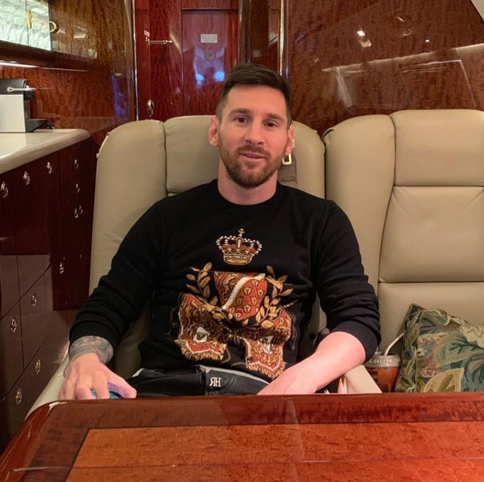 Messi và gia đình lên chuyên cơ rời Barcelona - Ảnh 2.