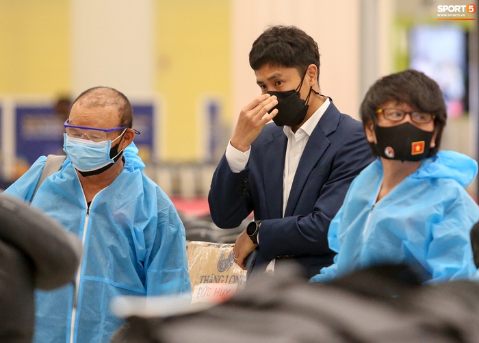 HLV Park Hang-seo bất ngờ khi bị người đàn ông mặc suit tiếp cận ở sân bay Dubai  - Ảnh 2.