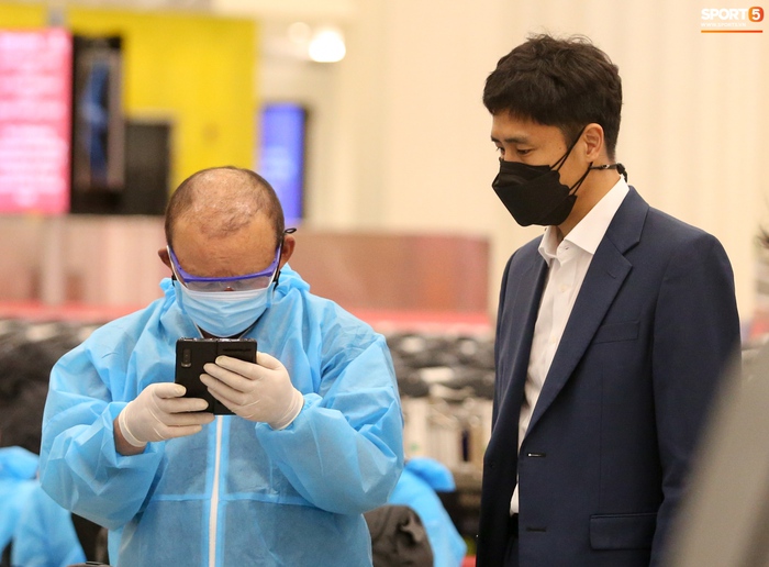 HLV Park Hang-seo bất ngờ khi bị người đàn ông mặc suit tiếp cận ở sân bay Dubai  - Ảnh 4.