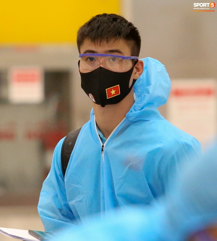 HLV Park Hang-seo bất ngờ khi bị người đàn ông mặc suit tiếp cận ở sân bay Dubai  - Ảnh 9.