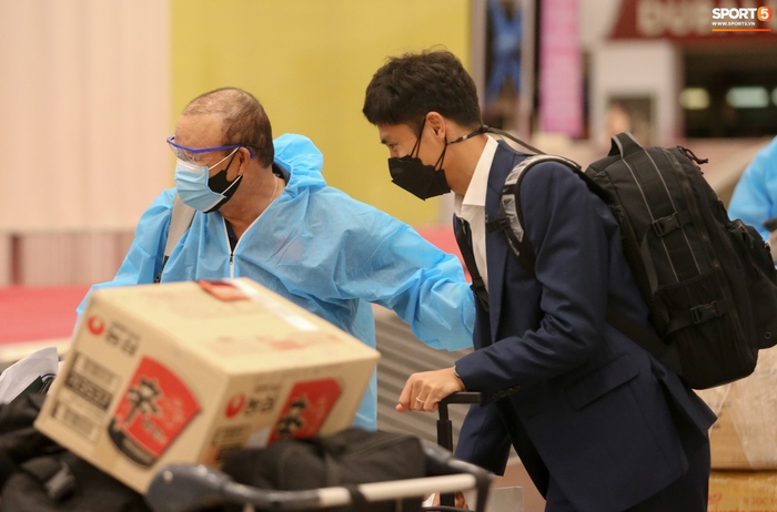 HLV Park Hang-seo bất ngờ khi bị người đàn ông mặc suit tiếp cận ở sân bay Dubai  - Ảnh 1.