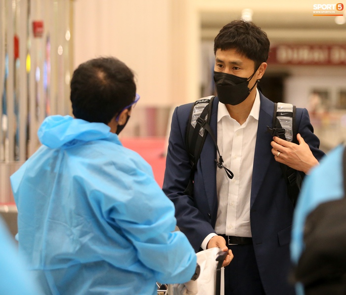 HLV Park Hang-seo bất ngờ khi bị người đàn ông mặc suit tiếp cận ở sân bay Dubai  - Ảnh 7.