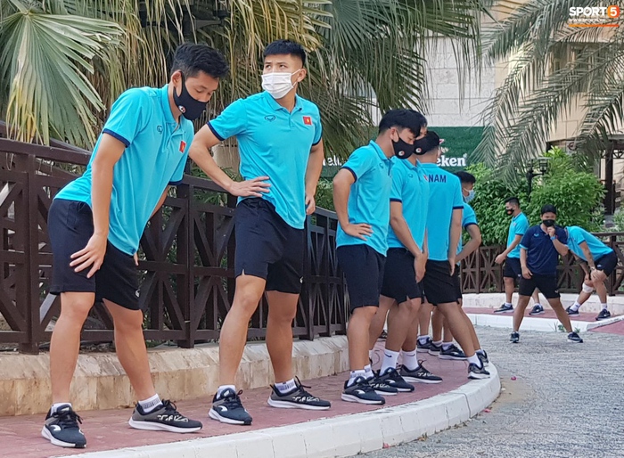 Tuyển Việt Nam tập thể dục ở khách sạn, thầy Park &quot;lên giây cót&quot; tinh thần cho toàn đội - Ảnh 2.