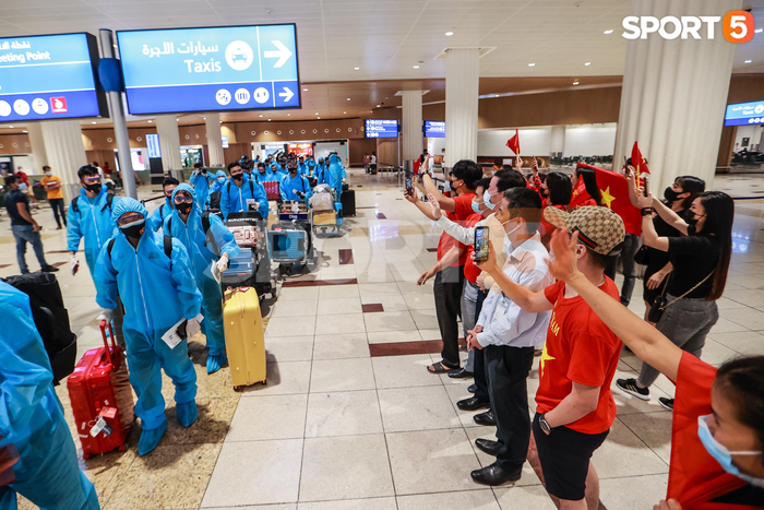 Ấm lòng khoảnh khắc tuyển Việt Nam được đồng bào chào đón tại UAE - Ảnh 5.
