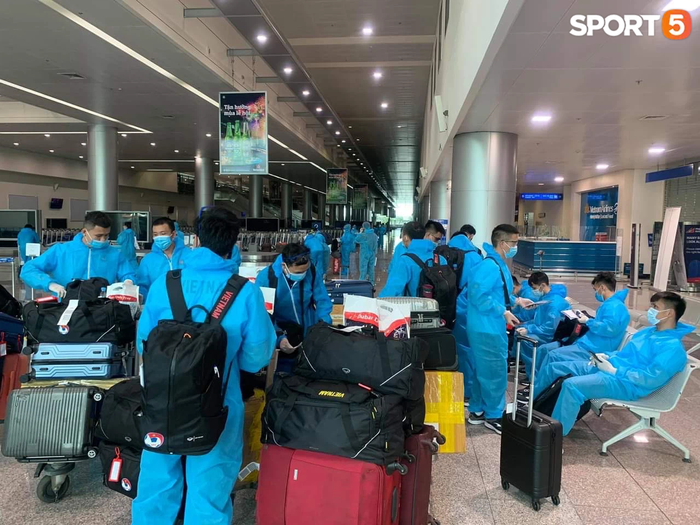ĐT futsal Việt Nam an toàn về tới Việt Nam sau chuyến đi kéo dài hơn 7 tiếng - Ảnh 1.