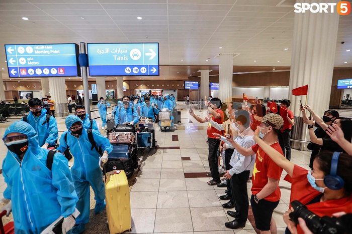 Ấm lòng khoảnh khắc tuyển Việt Nam được đồng bào chào đón tại UAE - Ảnh 2.
